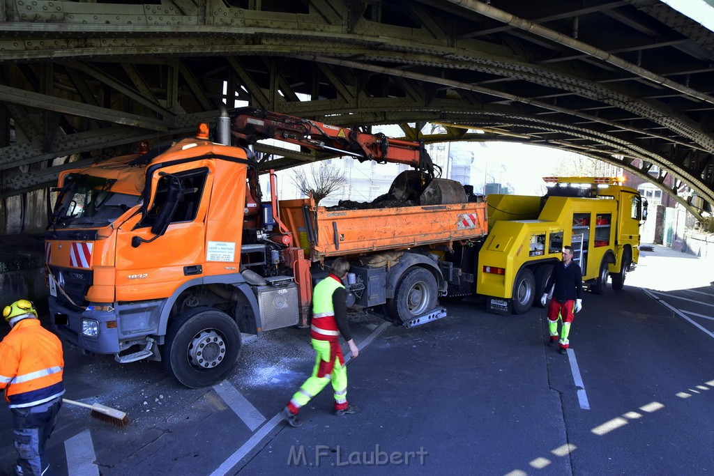 LKW blieb unter Bruecke haengen Koeln Deutz Deutz Muelheimerstr P150.JPG - Miklos Laubert